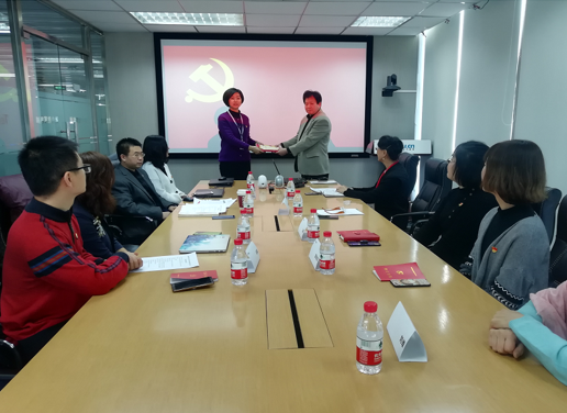 北下关街道党工委联通站站长管克俭向达内教育集团中坤党支部书记高玮授赠党旗、党徽、《党章》、《党员手册》