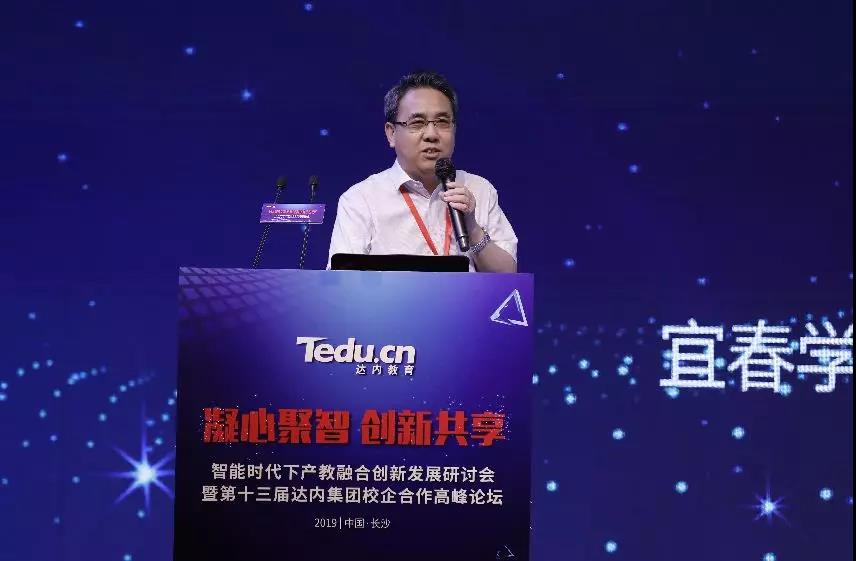 宜春学院党委委员、副校长李明斌