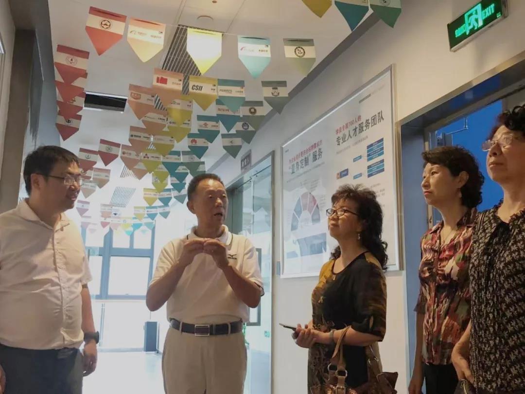重庆市职业教育学会领导一行参观上课环境