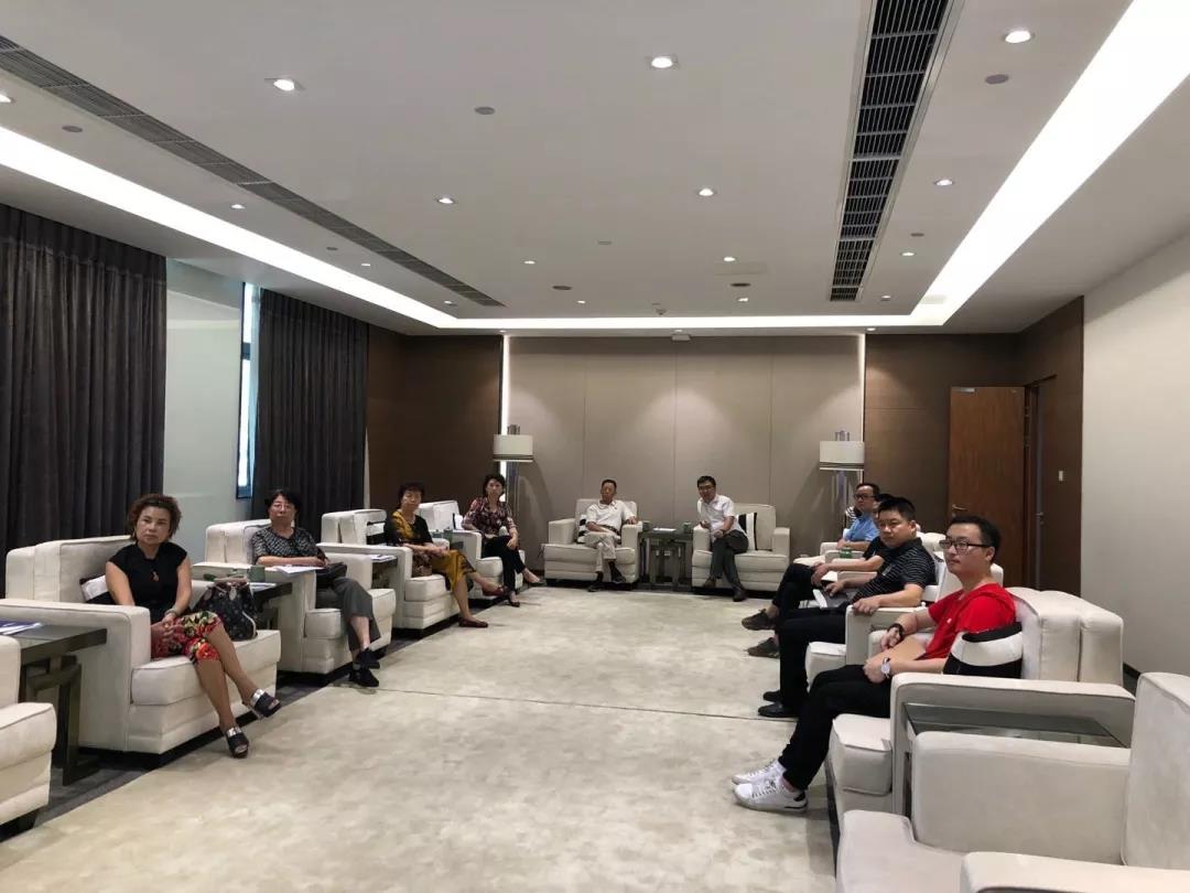 双方来到会议室进行洽谈